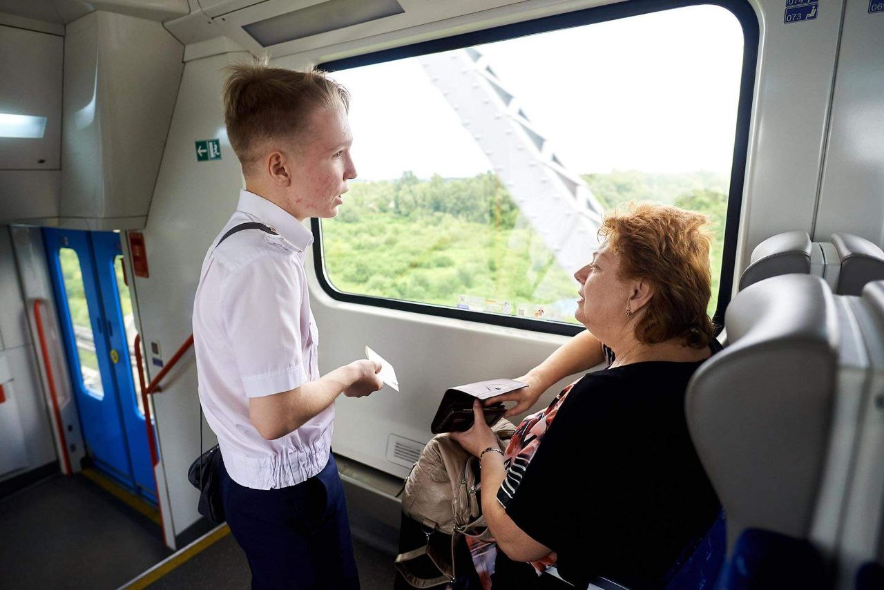 Рейс Укрзализныци обслуживали дети: как прошла поездка с юными железнодорожниками (фото)
